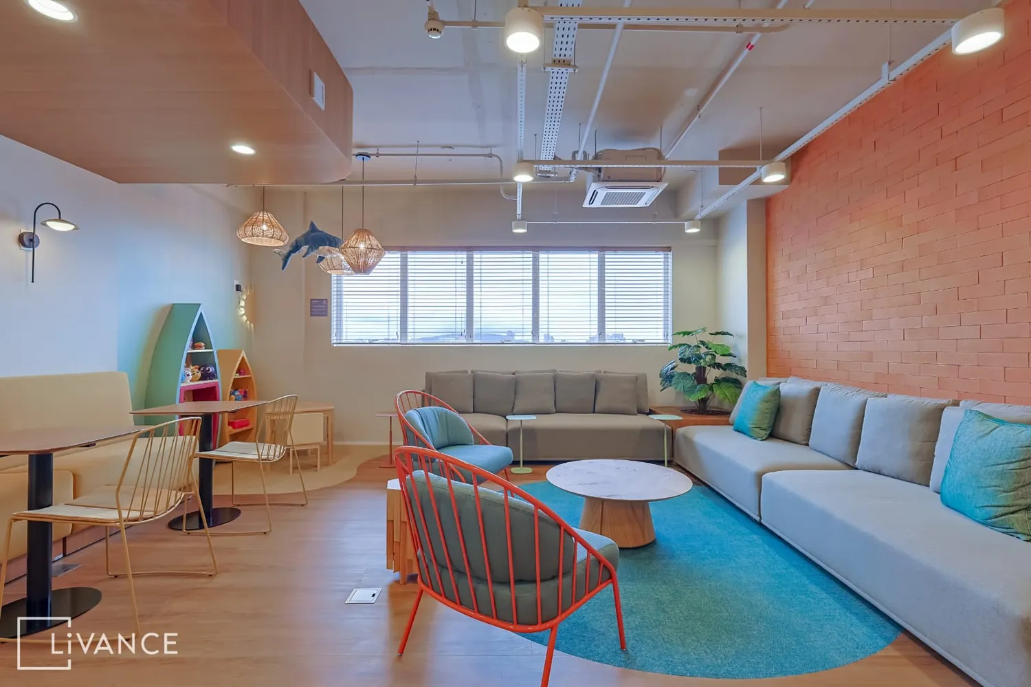 Ambiente de convivência com sofás e decoração moderna